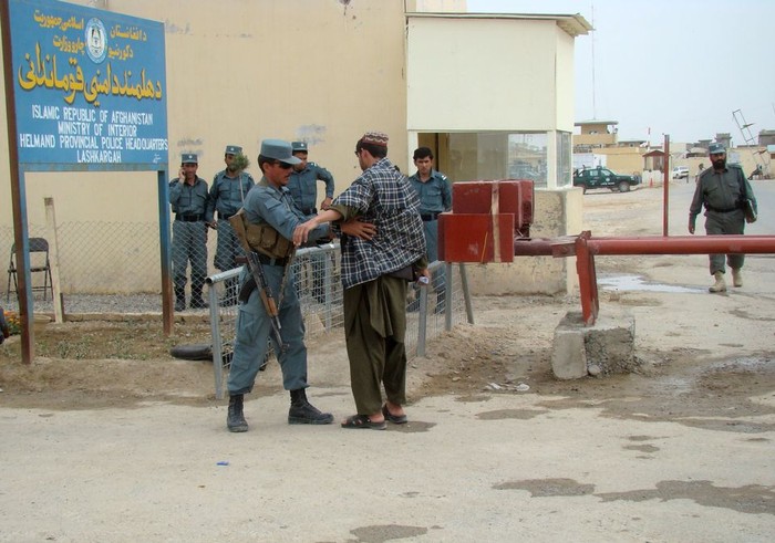 Cảnh sát Afghanistan tại một chốt kiểm soát